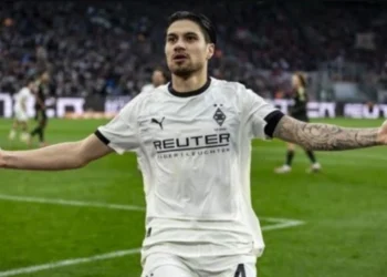 Bek Timnas Indonesia, Kevin Diks, melakukan selebrasi usai mencetak gol roket untuk Borussia Monchengladbach saat laga melawan TSG Hoffenheim.