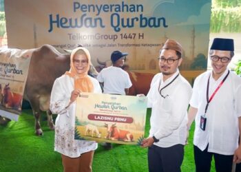Direktur Utama Telkom Dian Siswarini secara simbolis menyerahkan bantuan hewan kurban Iduladha 1447 H.