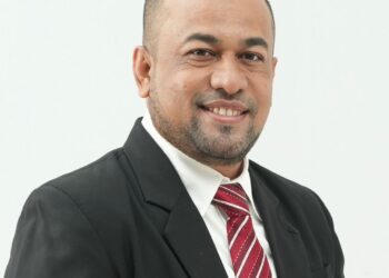 Petugas Adahi memberikan verifikasi bukti pembayaran dam resmi kepada jemaah haji Indonesia di hotel Makkah.