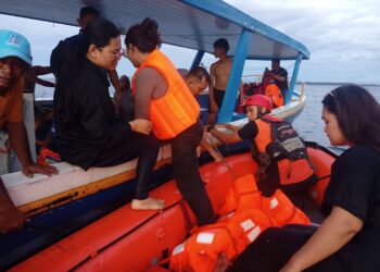 Tim SAR gabungan mengevakuasi penumpang boat wisata yang terbalik di perairan Ujong Pancu Aceh Besar menuju Pelabuhan Ulee Lheue.