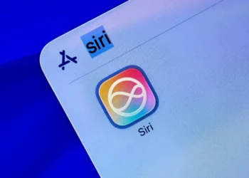 Ilustrasi antarmuka aplikasi mandiri Siri terbaru di iOS 27 yang dilengkapi dengan fitur penghapusan riwayat obrolan otomatis untuk perlindungan privasi.