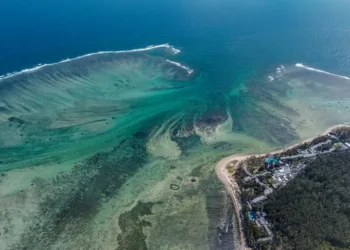 Ilustrasi peta laut global sebagai simbol implementasi hukum maritim internasional UNCLOS.