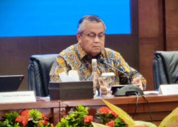 Gubernur Bank Indonesia Perry Warjiyo saat memberikan keterangan pers terkait stabilitas ekonomi.