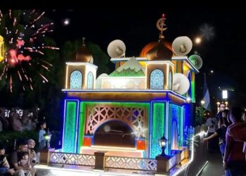 Persiapan pawai takbir Idul Adha di halaman Masjid Raya Baiturrahman Banda Aceh.