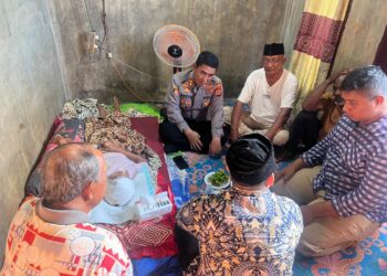 Kapolres Lhokseumawe Serahkan Bantuan kepada Warga Penderita Kanker Otak di Pusong Lama