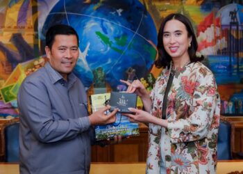 Bupati Aceh Tengah Haili Yoga saat berdiskusi dengan Menpar Widiyanti Putri Wardhana mengenai strategi pemulihan destinasi wisata Gayo.