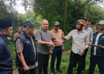 Plt Direktur PDAM Tirta Mountala dan Tim Banleg DPRK Aceh Besar saat meninjau lahan pembangunan WTP Seulimuem di Gampong Seuneubok.