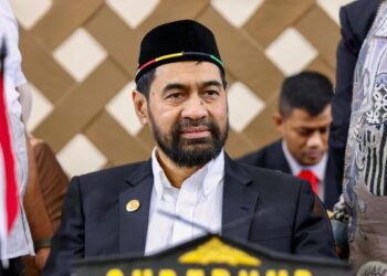 Gubernur Aceh Muzakir Manaf memberikan keterangan pers mengenai jaminan kesehatan di Banda Aceh.