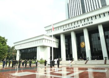 Mahkamah Agung yang secara resmi menolak permohonan kasasi kasus dugaan pelanggaran UU ITE yang menjerat legenda musik Hendra Lie.
