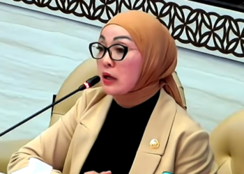 Anggota Komisi V DPR RI Erna Sari Dewi saat menyampaikan interupsi dalam rapat kerja di Senayan.