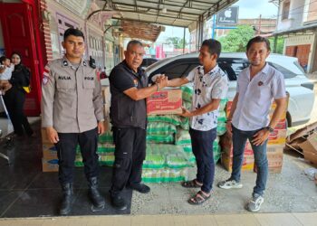 Kapolres Lhokseumawe Salur Sembako Korban Banjir di Sawang