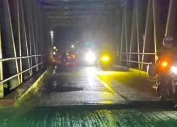 Kondisi pengupasan aspal jalan di kawasan Jembatan Puloe Ie, Aceh Selatan, yang dinilai membahayakan pengendara karena tidak dilengkapi rambu peringatan.