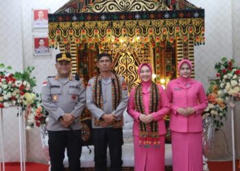 Kapolda Aceh Irjen Pol Marzuki Ali Basyah disambut dengan prosesi adat peusijuk dan Tari Alas Belo Mesusun saat kunjungan kerja di Mapolres Aceh Tenggara.