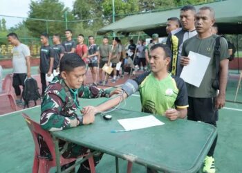 Sejumlah prajurit Korem 012/Teuku Umar sedang melaksanakan tes lari 12 menit dalam rangkaian Garjas UKP 2026 di Markas Yonif 116/Garda Samudra.