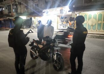 Personel Tim Star Reborn Polres Lhokseumawe saat melakukan patroli malam menjaga keamanan warga.