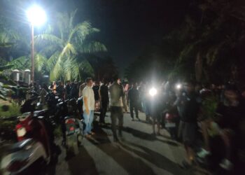 Personel Polsek Muara Satu saat mengamankan lokasi kejadian perkara pencurian motor.