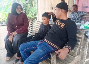 Suasana hangat kunjungan Kapolres Lhokseumawe bersama Ibu Ketua Bhayangkari ke rumah warga di Nisam Antara.