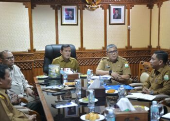 Wakil Gubernur Aceh, Fadhlullah, saat memimpin rapat koordinasi percepatan rehabilitasi dan rekonstruksi pascabencana hidrometeorologi di ruang rapat Wagub Aceh, Senin (18/5/2026).