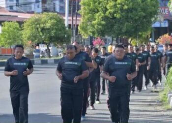 Prajurit Kodim 0102/Pidie melakukan pembinaan fisik.