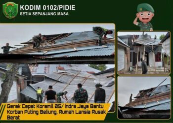 Anggota TNI Koramil 05/Indra Jaya bergotong royong bersama warga memasang terpal di atap rumah yang rusak akibat puting beliung.
