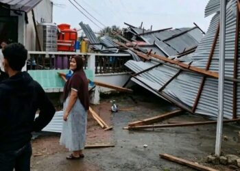 Kondisi rumah warga di Pidie yang mengalami kerusakan pada bagian atap akibat terjangan angin kencang dan cuaca ekstrem.
