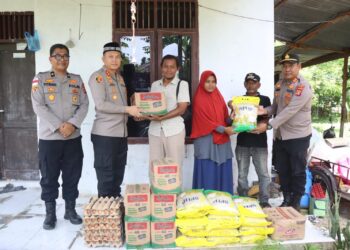 Kapolres Pidie Salurkan Bansos Korban Puting Beliung Sigli