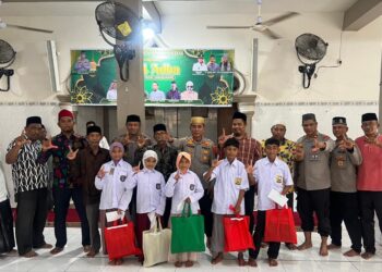 Kapolres Lhokseumawe AKBP Dr. Ahzan memberikan santunan kepada anak yatim di Meunasah Pusong Lama.
