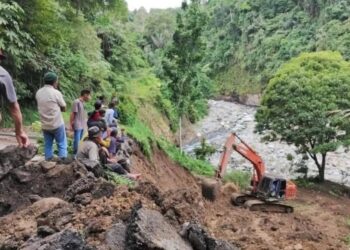 Warga Swadaya Buka Kembali Akses Jalan Enang-Enang