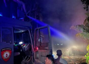 Polsek Sawang Padamkan Kebakaran Kayu Sisa Banjir