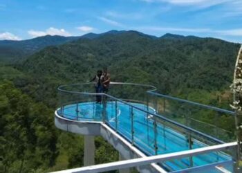 Pesona Lereng Cibolang, Destinasi Jembatan Kaca di Lebak