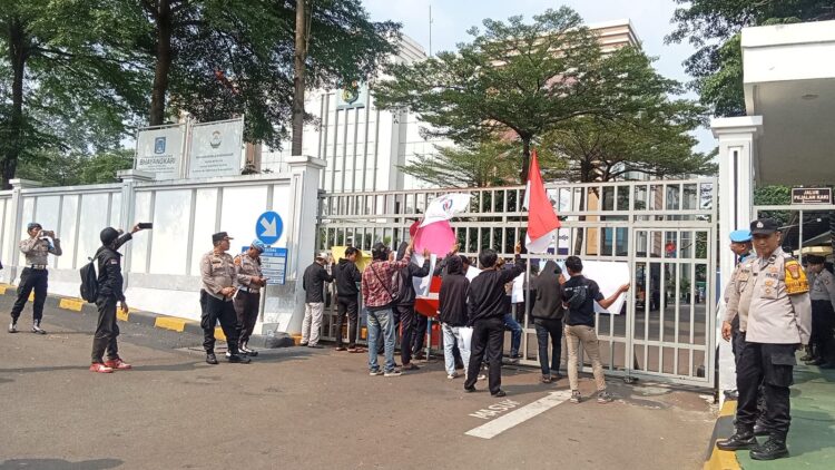 Ⓒ Hak cipta foto di atas dikembalikan sesungguhnya kepada pemilik foto Ⓒ Hak cipta foto di atas dikembalikan sesungguhnya kepada pemilik foto