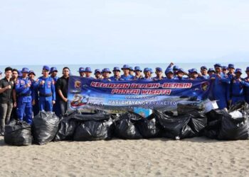 Sambut Hari Bhayangkara ke-80, Ditpolairud Polda Aceh Bersama Warga Gelar Aksi Bersih Pantai