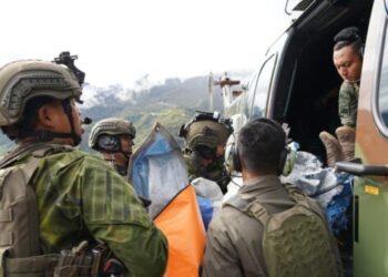 TNI Evakuasi Jenazah Pilot AMA yang Tewas di Yahukimo