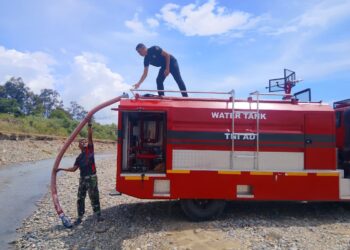 Satgas TMMD Ke-129 Kodim 0102/Pidie Suplai Air Bersih Gunakan Water Tank TNI AD untuk Kebutuhan Santri dan Warga