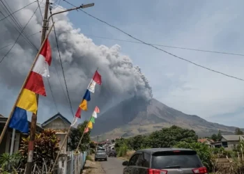 Sinabung Kembali Erupsi, Kolom Abu Capai 3.500 Meter