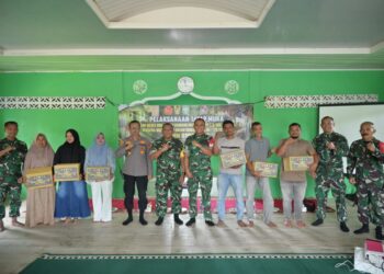 Tim Wasev TMMD Ke-129 Kodim 0102/Pidie Tatap Muka dengan Warga, Salurkan Bantuan Sembako sebagai Wujud Kepedulian TNI