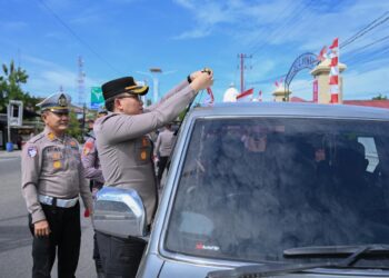 Tumbuhkan Cinta Tanah Air, Kapolres Pidie Bagikan Bendera Merah Putih kepada Pengguna Jalan
