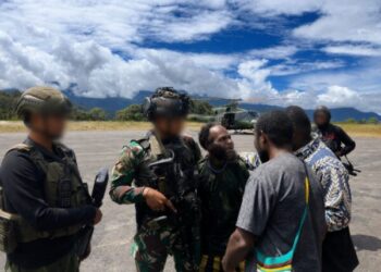 Koops TNI Habema Evakuasi Warga di Distrik Ugimba Papua