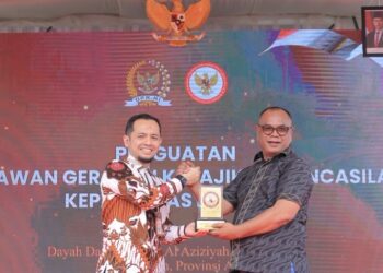 Anggota Komisi XIII DPR RI Samsul Bahri Tiyong (kiri) menyerahkan penghargaan kepada perwakilan dalam kegiatan Penguatan Relawan Gerakan Kebajikan kepada Masyarakat di Dayah Darussalamah Al Aziziyah, Kabupaten Bireuen, Selasa (11/8/2026).