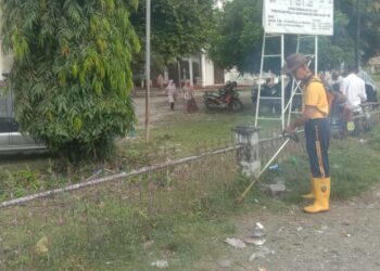 Jelang HUT ke-81 RI, Kapolsek Bersama Camat dan Warga Indra Jaya Gelar Gotong Royong Di Masjid Al Abrar Cale