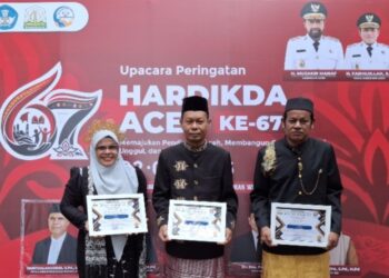 Kepala Sekolah dan Guru SMKN 1 Gandapura Terima Penghargaan di Momen Hardikda