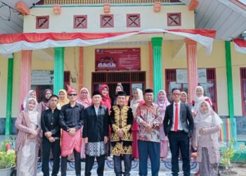 SMAN 1 Teupah Selatan Rayakan Hardikda Aceh ke-67 dengan Balutan Pakaian Adat