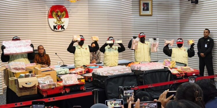 Ⓒ Hak cipta foto di atas dikembalikan sesungguhnya kepada pemilik foto Ⓒ Hak cipta foto di atas dikembalikan sesungguhnya kepada pemilik foto