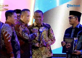 Ketua DPRA Zulfadhli Sabet Dua Trofi Serambi Award 2026