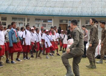 Bermain dan Belajar Bersama Anak, Satgas Kepolisian Operasi Damai Cartenz Berikan Dukungan Psikologis di SD Inpres Kago