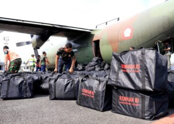 Perkuat Perlindungan Petugas Lapangan, Pesawat Hercules Pasok Ratusan APD Karhutla di Kalsel