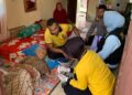 Jemput Bola Layani Warga Sepuh, Sidokkes Polres Pidie Jaya Gelar Pengobatan Door-to-Door di Meurah Dua