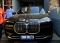 Penyidik KPK melakukan penyitaan aset berupa mobil mewah BMW listrik dalam perkara dugaan TPPU di Semarang.