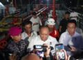 Danlanal Semarang Kolonel Marinir Sabprowanto bersama Dirjen Gakkum ESDM Rielke Jeffri Huwae memberikan keterangan pers terkait pengamanan kapal SPOB Nurfaiza 03 di Mako Lanal Semarang.