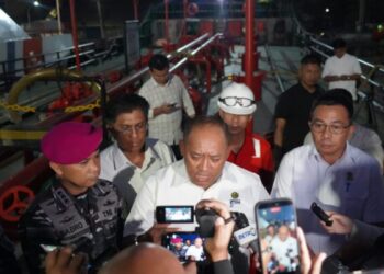 Danlanal Semarang Kolonel Marinir Sabprowanto bersama Dirjen Gakkum ESDM Rielke Jeffri Huwae memberikan keterangan pers terkait pengamanan kapal SPOB Nurfaiza 03 di Mako Lanal Semarang.
